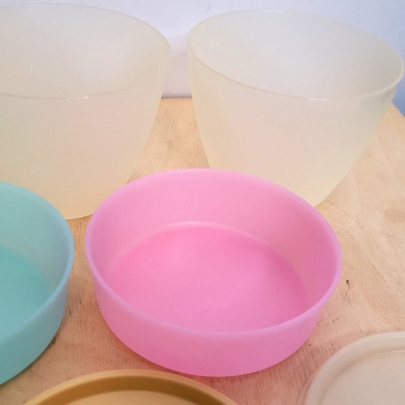 Vintage Tupperware Small Bowls Set of 5 Containers 3 Lids 1286 and 148 - Picture 3 of 12